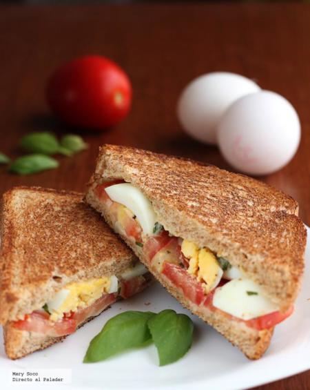 Sandwich de jitomate, huevo y albahaca. Receta