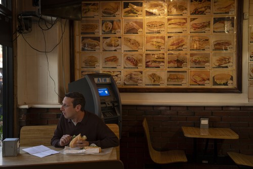 'La empresa de sillas' es puro Tim Robinson. HBO Max estrena una comedia en clave de thriller absurdo tan incómoda como desternillante 