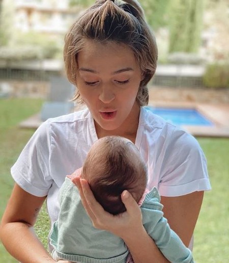 "A una recién nacida sin vacunar se le puede pegar cualquier cosa", la crítica de Laura Escanes a una desconocida que besó a su bebé