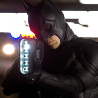 Nadie te explicó qué es el arma de la película El Caballero Oscuro, pero es un clásico de Batman y lo utilizaste en Arkham Knight 