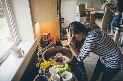 Criar a los hijos es ahora más difícil que nunca: cómo afecta el estilo de vida y el burnout a los padres 