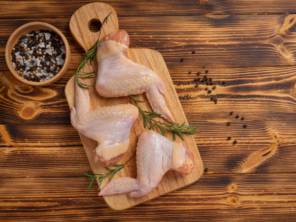 Pollo amarillo o pollo rosado: en qué se diferencian realmente en el supermercado y cuál conviene comprar