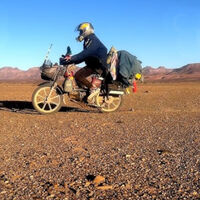Hay un motero viajando desde Madrid hasta Dakar en un Vespino prácticamente reventado, y lo más loco es que no se rinde 