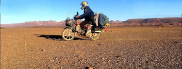 Hay un motero viajando desde Madrid hasta Dakar en un Vespino prácticamente reventado, y lo más loco es que no se rinde 