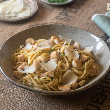 La mejor forma de meter hidratos y proteínas al mismo tiempo es esta receta de pasta y pollo con la que no complicarte