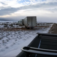 La Rivian R1T presume de músculo eléctrico en vídeo: no hace falta un motor Cummins diésel para remolcar un camión de 17 toneladas