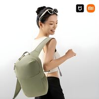 No tiene un ápice de electrónica y es una solución estupenda: la mochila hidrofóbica que puedes plegar cuando no vas a usarla