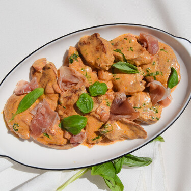 Medallones de solomillo de cerdo con prosciutto y albahaca, una receta con un irresistible toque italiano 