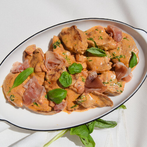 Medallones de solomillo de cerdo con prosciutto y albahaca, una receta con un irresistible toque italiano 