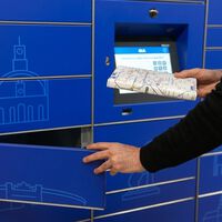 El Metro de Madrid ahora también recoge tus paquetes. Solo necesitas llevar tu móvil y un QR especial