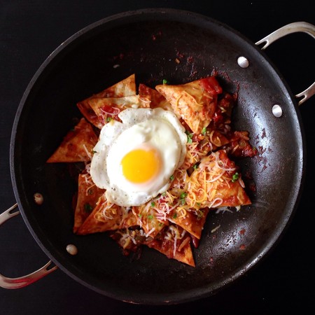 Chilaquiles en salsa de tres chiles. Receta fácil para el desayuno, comida o cena