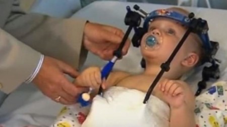 ¿Existe el ángel de la guarda?: salvan la vida a un bebé al recolocarle la cabeza después de un accidente de coche