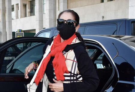 Isabel Pantoja reaparece en el aeropuerto tras varios meses recluida y revela el estado de salud de su madre, Doña Ana