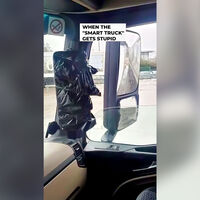 Los espejos digitales en los camiones están muy bien hasta que la pantalla se vuelve negra: "Una bolsa y un espejo se convierten en la única forma de acabar la ruta" 