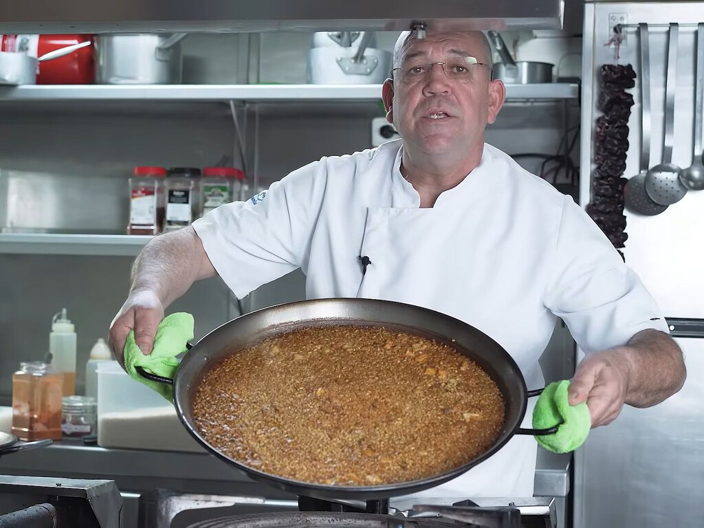 Amadeo Faus, chef valenciano: “Hay una costumbre de dejarse los bordes sin arroz. Eso es el peor error que puede cometerse en una paella”