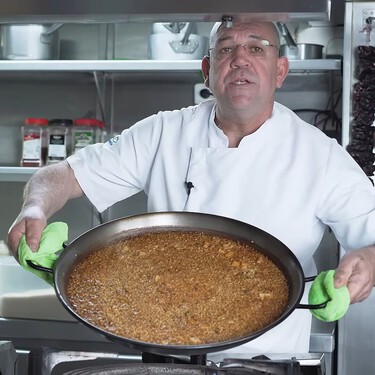 Amadeo Faus, chef valenciano: “Hay una costumbre de dejarse los bordes sin arroz. Eso es el peor error que puede cometerse en una paella” 