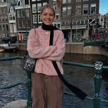 Las nuevas New Balance color algodón de azúcar que dan el pego como zapatos delicados de oficina 