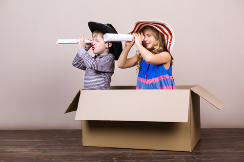 Por qué los niños prefieren las cajas y el papel de envolver en vez del juguete que contienen