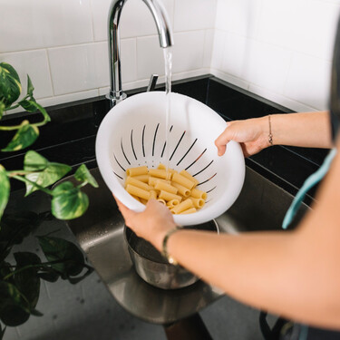 Adiós al escurridor redondo del que se sale toda la pasta: con este accesorio extensible no perderás ni un macarrón