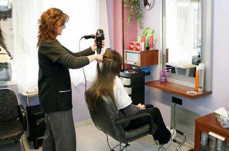 Cortes de pelo gratis para desempleados y sus hijos