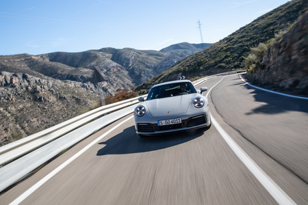 Porsche 911 992 frontal en carretera