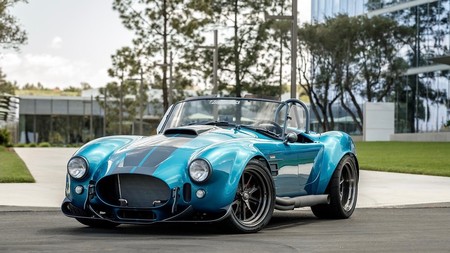 Superformance ha modernizado al Cobra y lo ha convertido en una espectacular bestia V8 de hasta 7.0 litros para sólo 1.200 kg