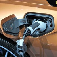 Los concesionarios se vuelcan con el coche eléctrico: de 2.500 puntos de carga en España quieren llegar a 12.500 en 2020