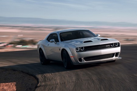 Video: Mira como este Dodge Challenger Hellcat le sigue el paso a un Porsche 911 GT3 en el Nürburgring
