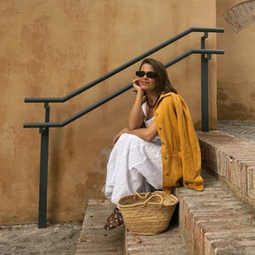 Acaba de llegar a Mango el vestido discreto de lino que sienta genial a las bajitas esta primavera 2026 