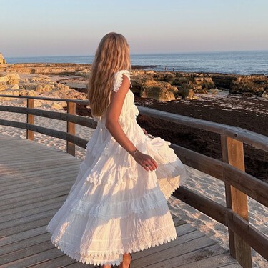 Sfera rebaja el vestido ibicenco más boho-chic de todos los tiempos: blanco, con bordados y cuesta menos de 30 euros