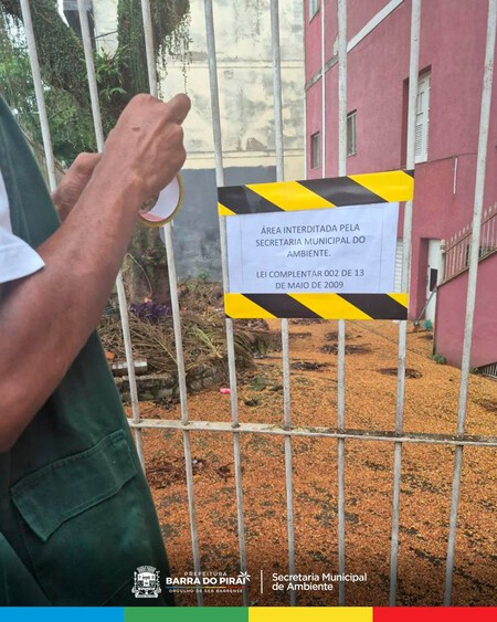 Árvores foram cortadas de forma irregular em um imóvel no centro de Barra do Piraí (RJ), durante uma fiscalização ambiental