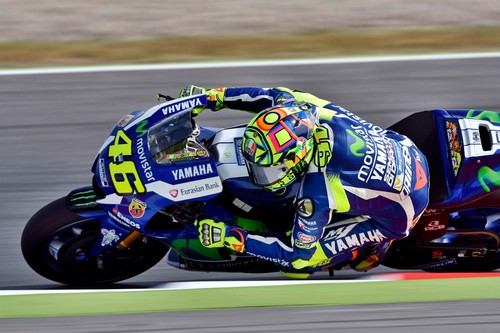 Valentino Rossi doblega a Marc Márquez en el emocionante mano a mano de MotoGP