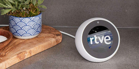El Echo Spot está a su precio mínimo histórico en Amazon: 89,99 euros por el despertador inteligente compatible con Apple Music