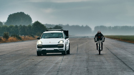 Porsche lo vuelve a hacer: 240 km/h en bicicleta, a rebufo de un Cayenne Turbo