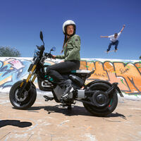 El nuevo invento de BMW se llama CE 02: no es una moto ni un scooter, es eléctrico y está pensado para urbanitas