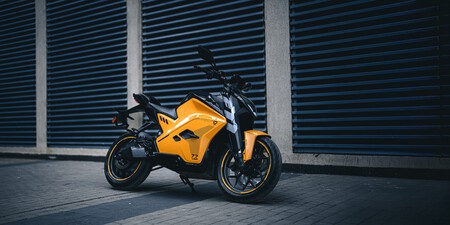 Ultraviolette F77 2025 007