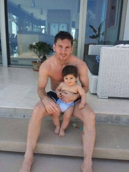 Qué mono vemos a Messi presumiendo de heredero en Ibiza
