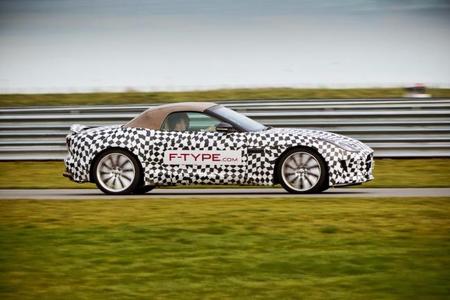 El Jaguar F-Type pasa por las manos de pilotos especializados