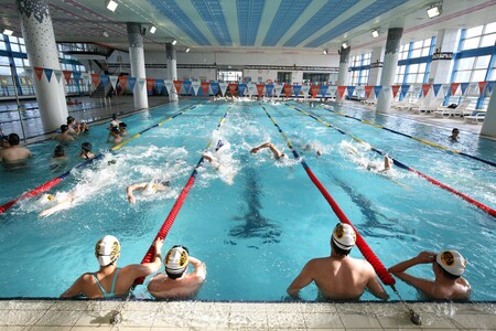 Aprovecha la piscina para ponerte en forma: siete ejercicios que puedes poner en práctica en el agua