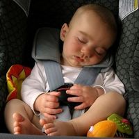 La policía rescata a un bebé que llevaba 20 minutos encerrado dentro del coche en Valencia: final feliz en un suceso muy habitual