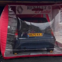 ¿Un coche dentro de una burbuja? El truco de un británico para esconder del tiempo pero a plena vista una de las joyas de Renault 
