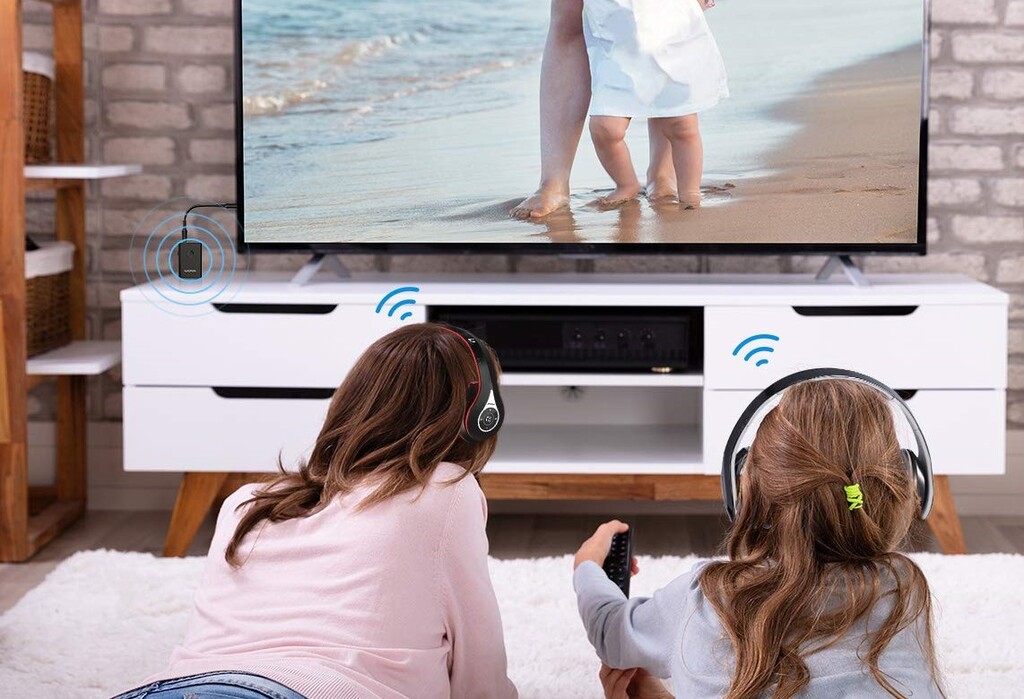 Cómo conectar unos auriculares inalámbricos a una tele que no es compatible con Bluetooth