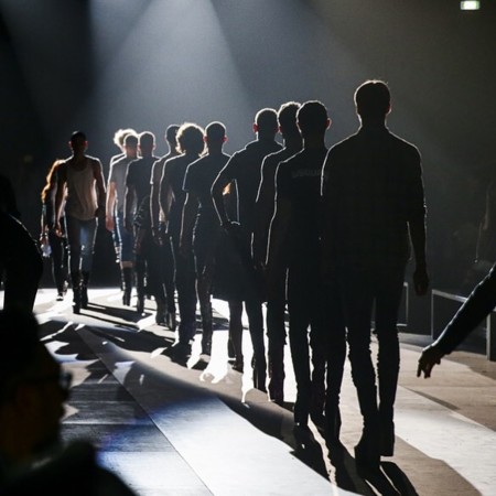Plataformas, lentejuelas y colores sólidos: así comenzó la Fashion Week de Milán