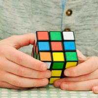 El irresponsable del año: el Pegasus de la DGT caza a un conductor jugando con un cubo de Rubik al volante