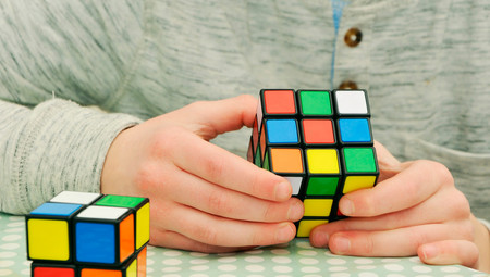 El irresponsable del año: el Pegasus de la DGT caza a un conductor jugando con un cubo de Rubik al volante