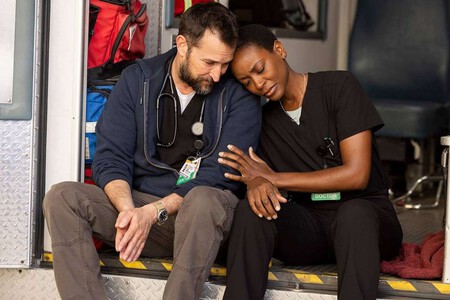 Noah Wyle y Tracy Ifeachor en 'The Pitt'