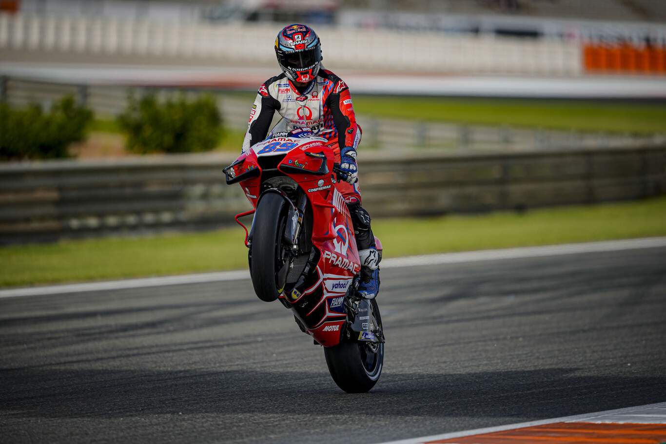 Jorge Martín lidera el triplete de Ducati, Valentino Rossi luce a rueda y Pol Espargaró acaba en el hospital