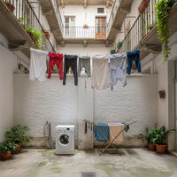 Mi piso da al patio de la comunidad y los vecinos protestan porque tengo una lavadora y un tendedero. ¿Me pueden denunciar?