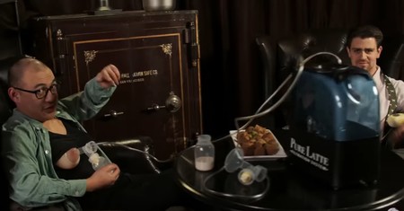 El genial anuncio de sacaleches que imagina lo que pasaría si los hombres amamantaran y tuvieran que extraerse leche en el trabajo