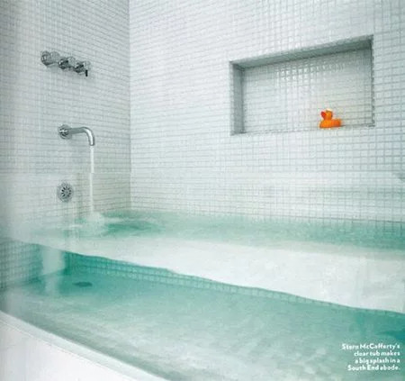 Una espectacular bañera transparente